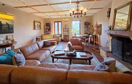 Détendez-vous dans notre salon avec télévision, cheminée et bureau pour consulter vos messages. Chambre d'hôtes n°23G2314 Saint-Martial-le-Mont - Creuse - Détendez-vous dans notre salon avec télévision, cheminée et bureau pour consulter vos messages.